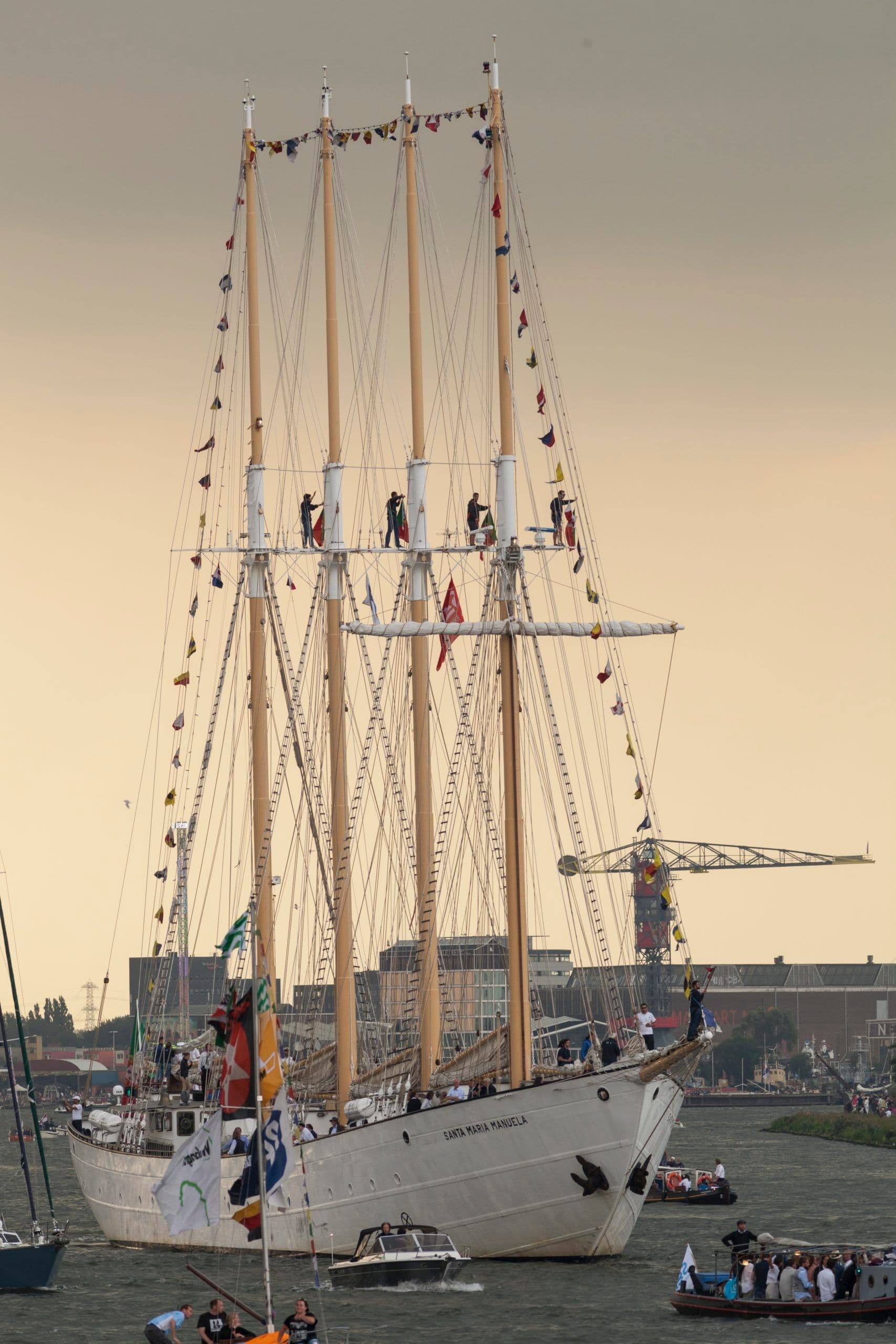 Bemanningsleden van de Santa Maria Manuela staan in de masten van het schip