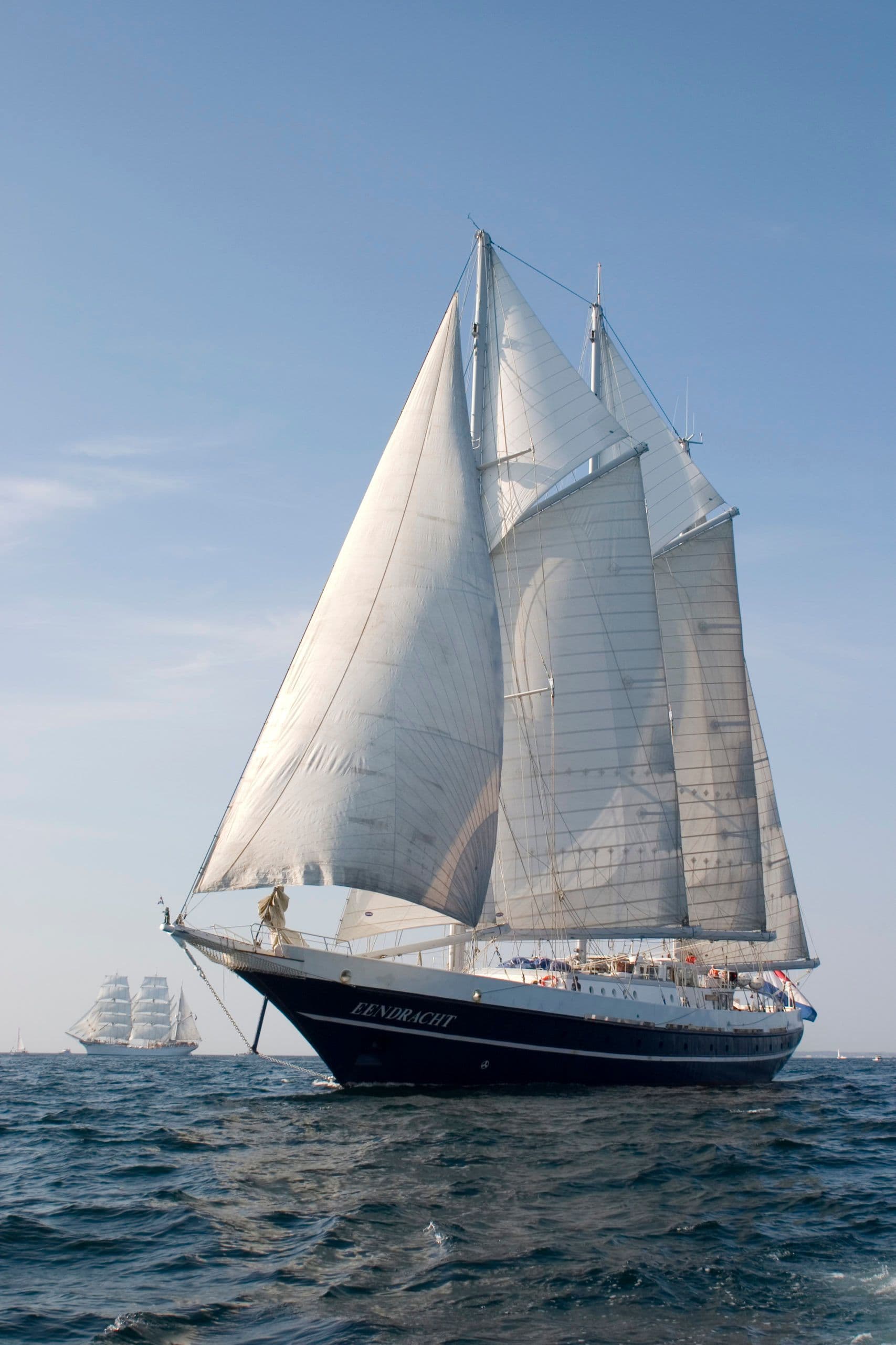 Zeilen van de Eendracht tegen een blauw grijze lucht