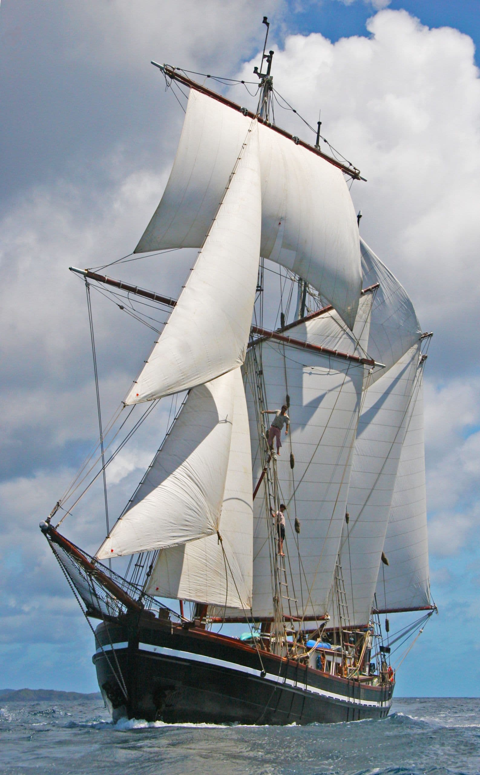 Man hangt in de zeilen van de schoener Bel Espoir 2