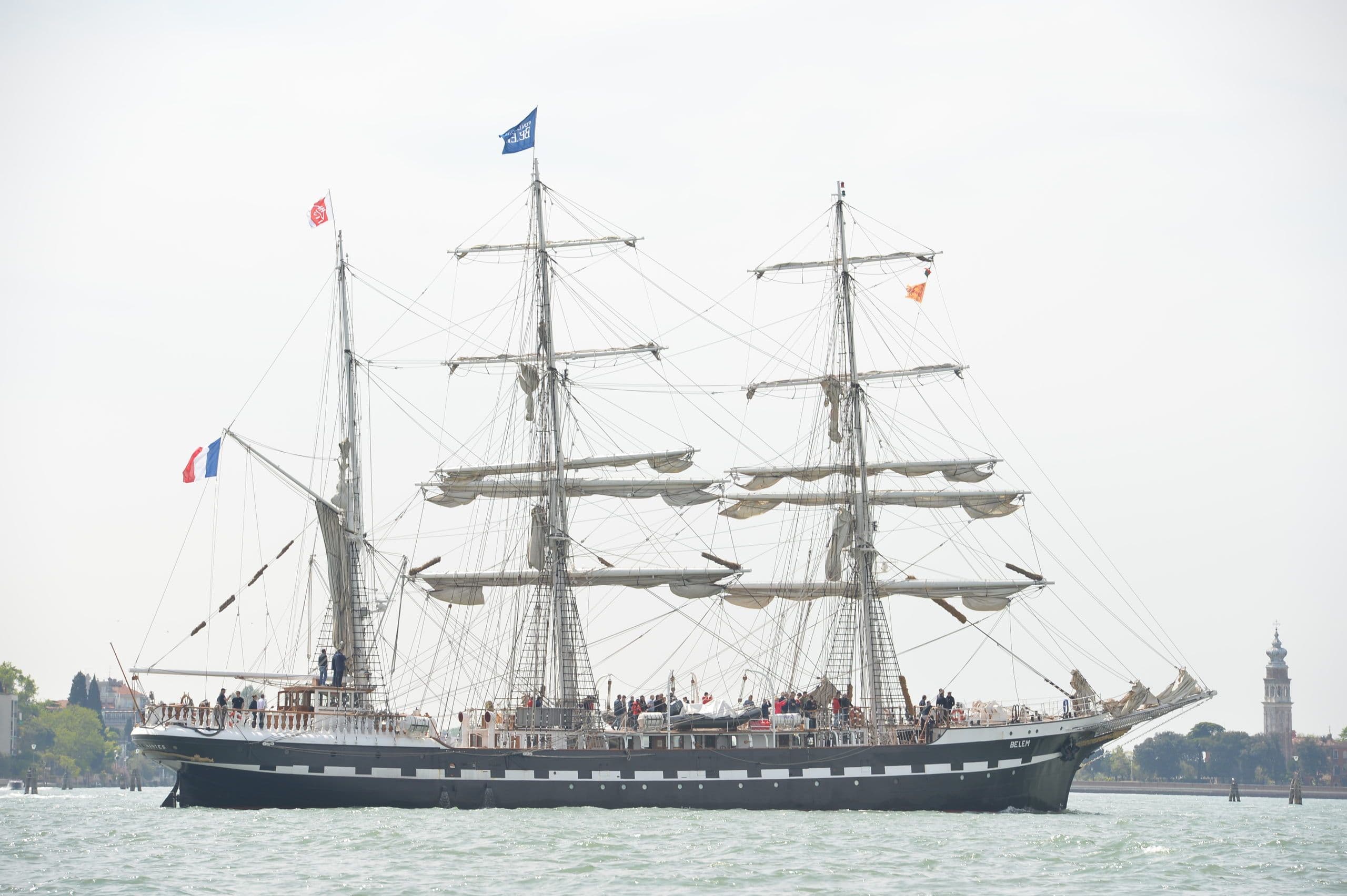 Privéjacht de Belem in het water