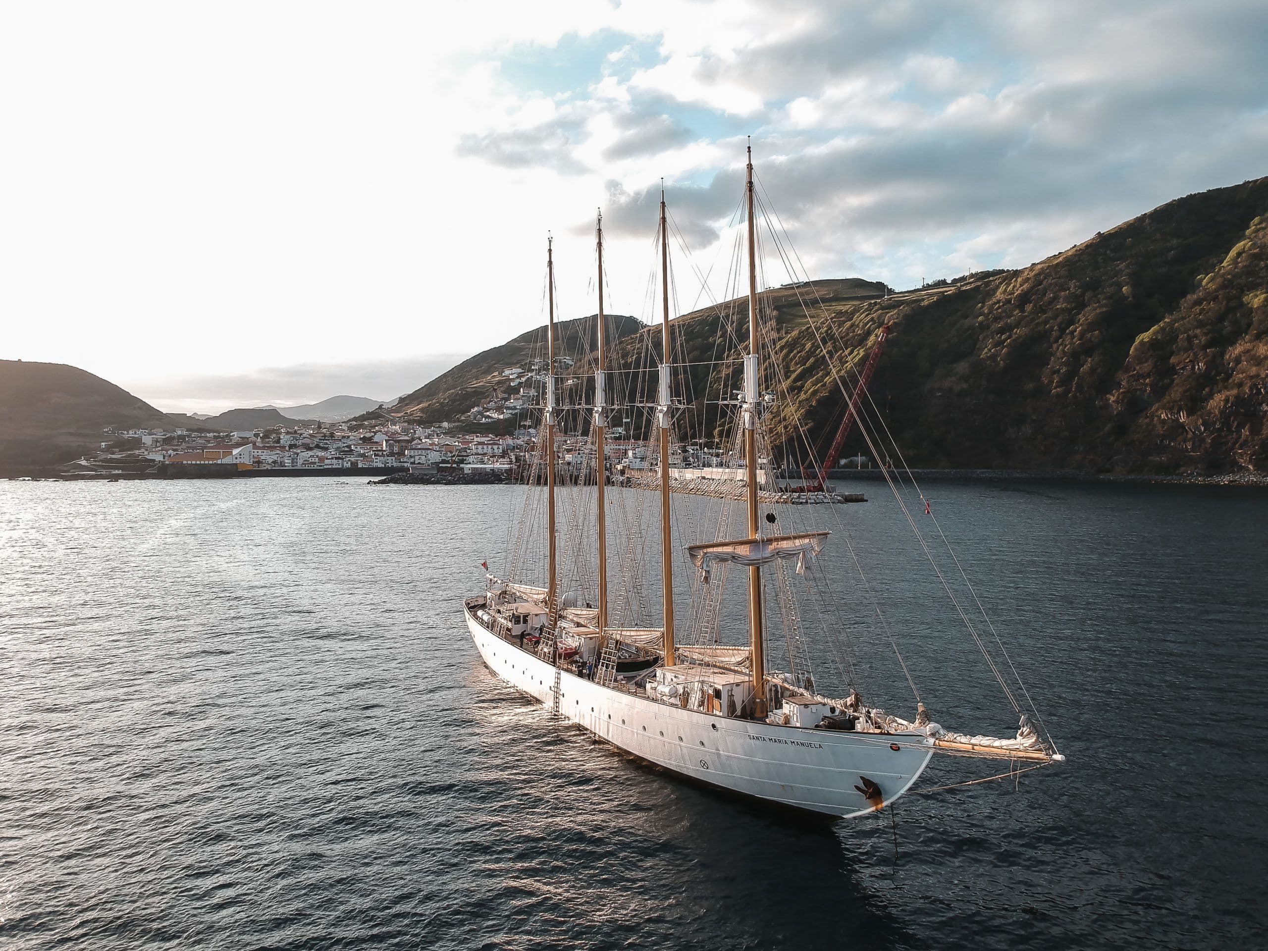 Santa Maria Manuele vaart de haven van een klein dorp tussen de bergen uit