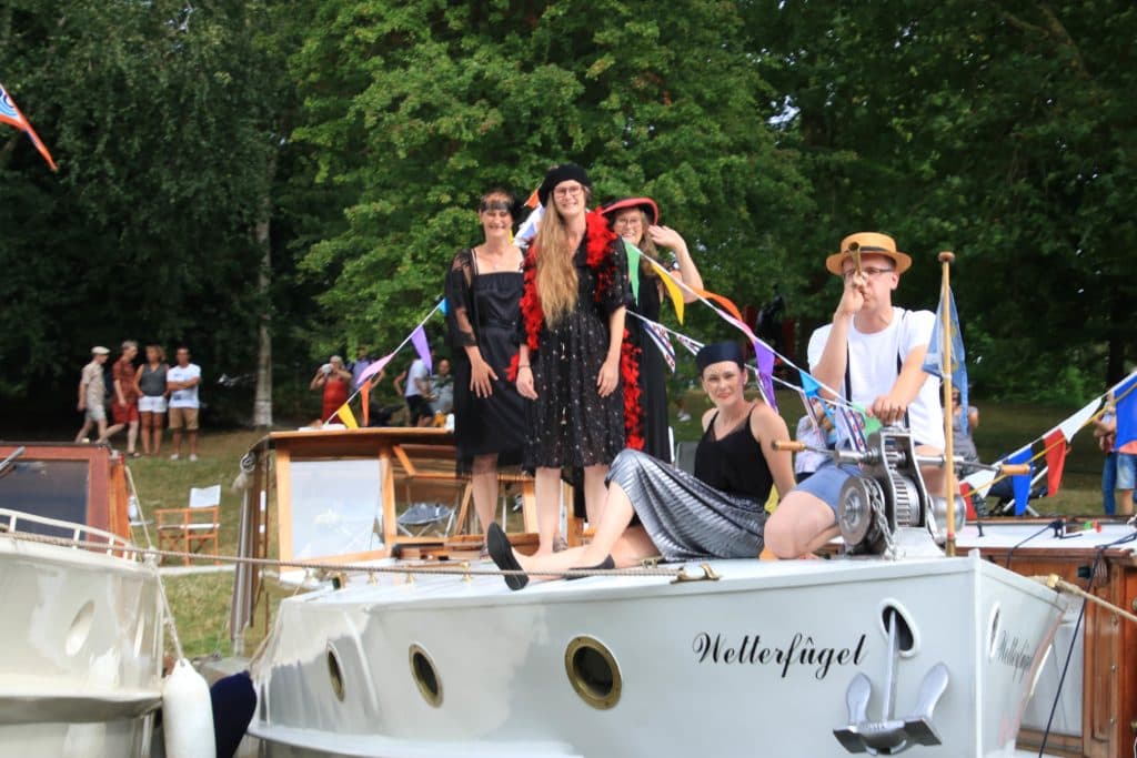 Mensen die staan op de voorkant van hun boot - Vereniging Oude Glorie