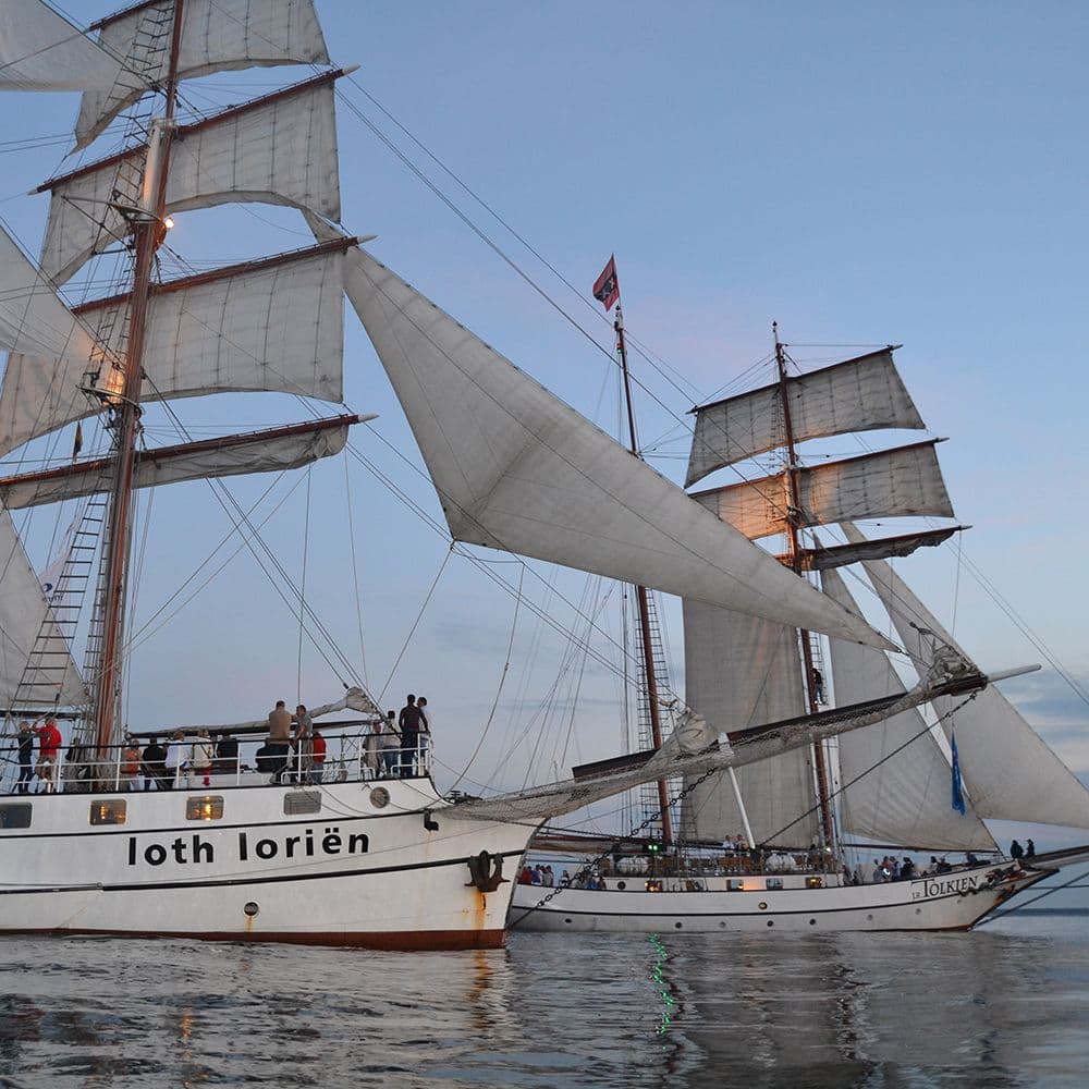 loth Loriën samen met het zeilschip Tolkien in rustig water