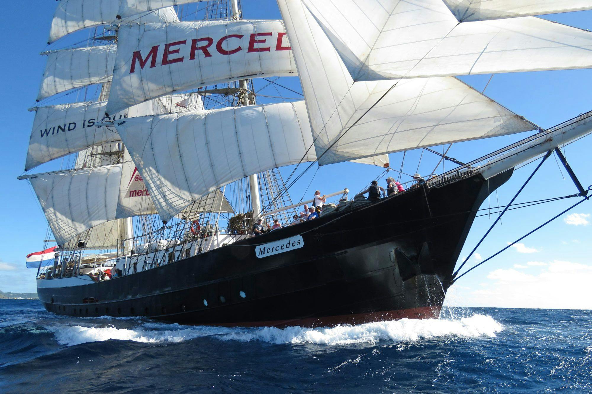 De Nederlandse Tall Ship Mercedes die het water trotseert