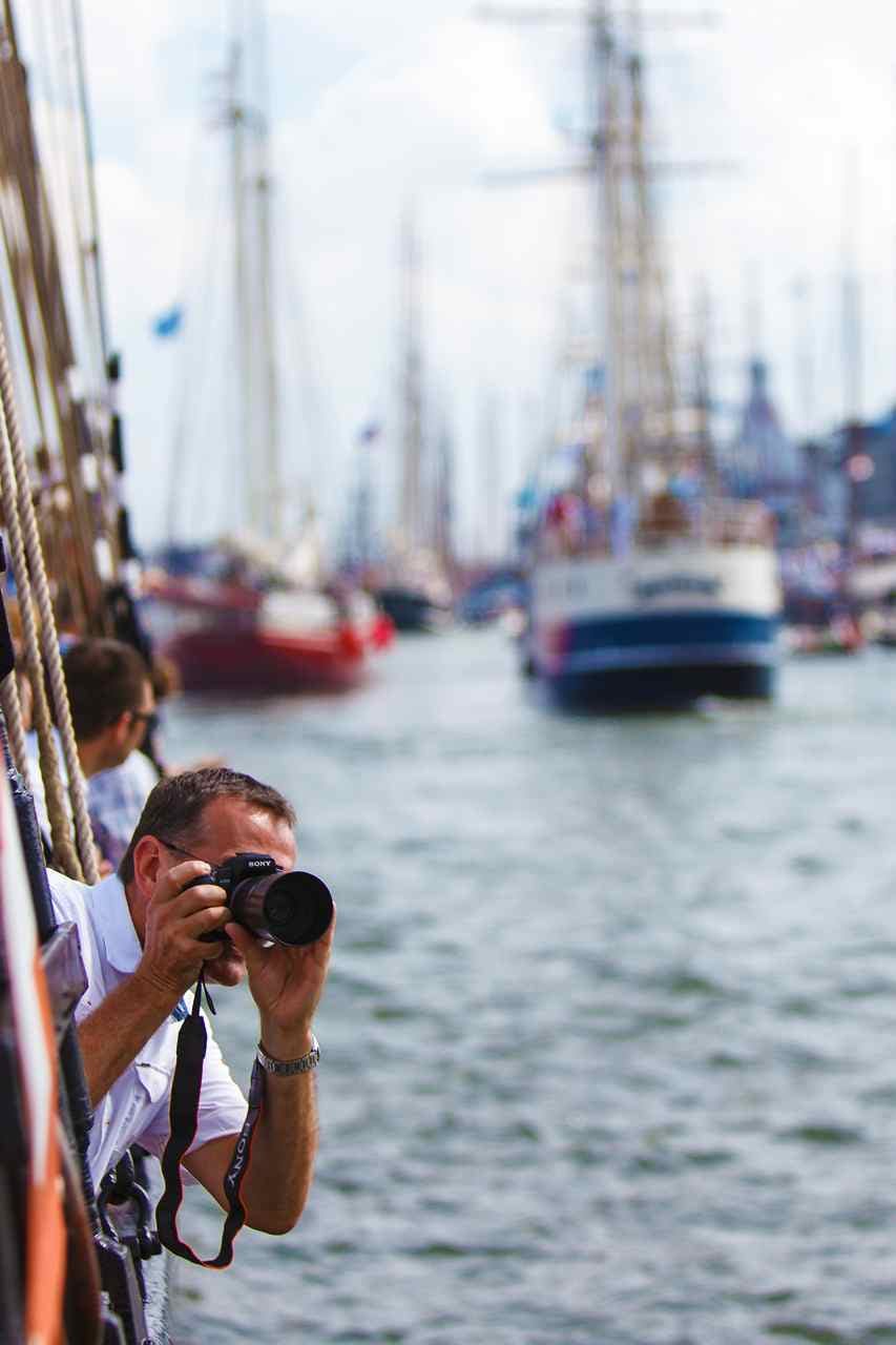 Fotograaf die uit de boot hangt om een foto te schieten - Oosterschelde