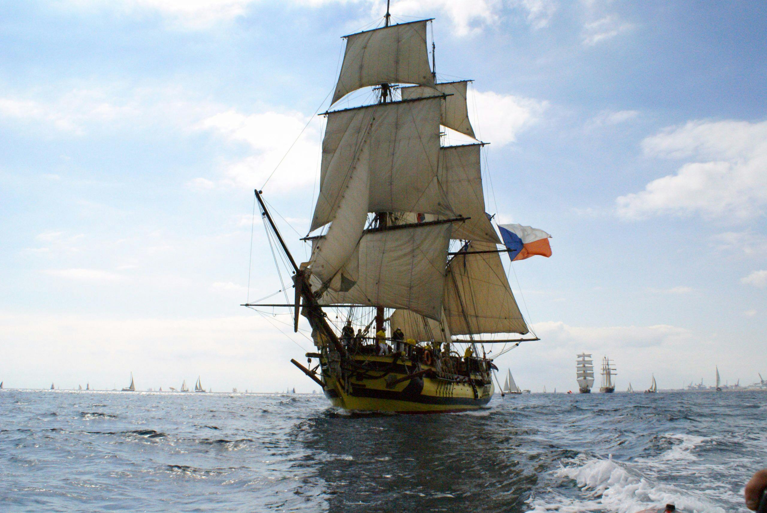 Tall Ship La Grace vaart door de zee met andere zeilboten op de achtergrond