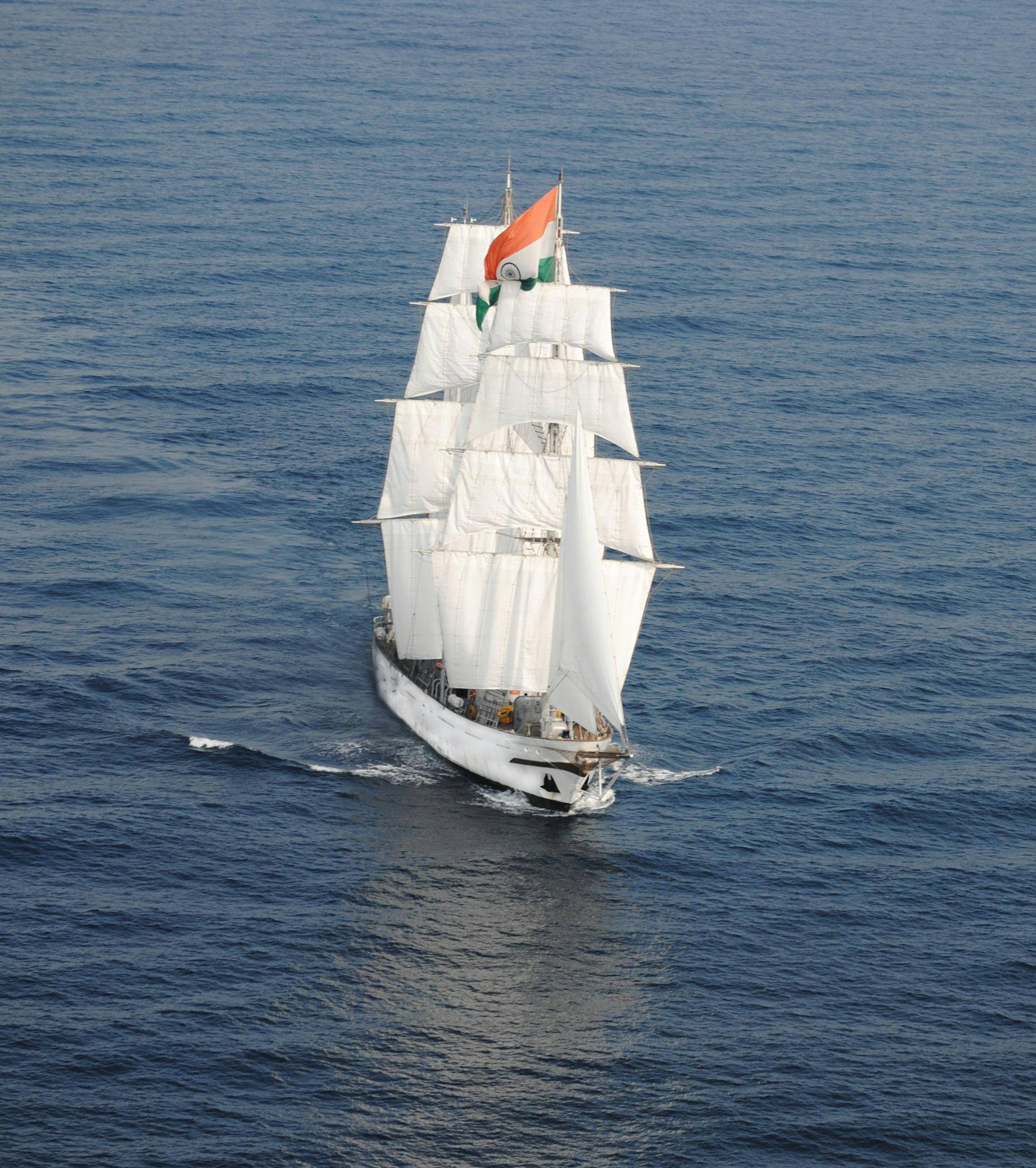 Zeilschip Tarangini uit India in het midden van de oceaan