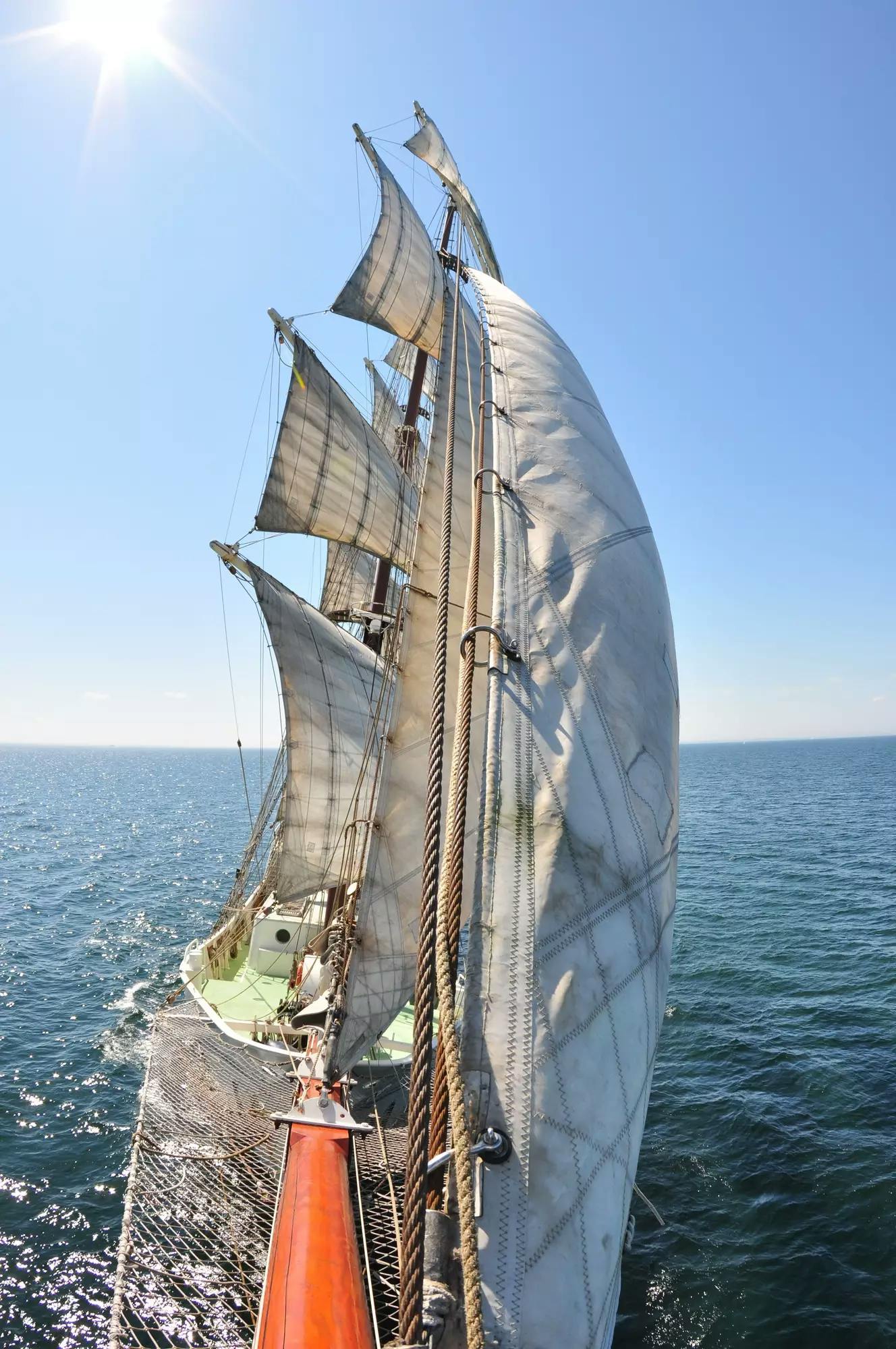De masten van de Artemis staan vol in de zon en wind