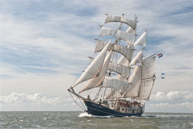 Bark Thalassa vaart door de zee met de Nederlandse vlag