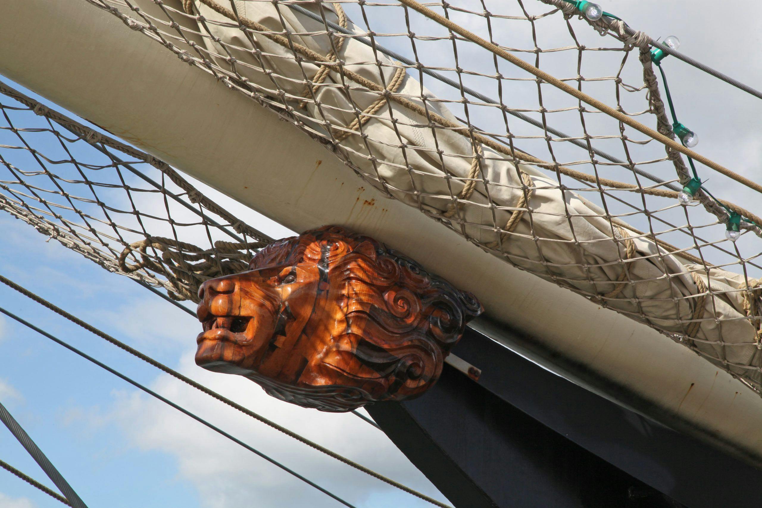 Leeuwen ornament op boeg van het jonge Tall Ship de Gulden Leeuw