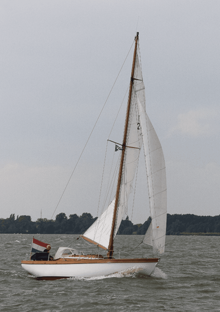 Boot met Nederlandse vlag vaart in een meer